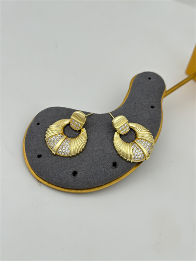 Zirkon Taşlı ve İşlemeli Plaka Model Sallantılı Küpe