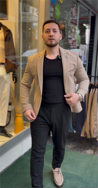 Bej Blazer Ceket Slim Fit - Tişört Siyah - Yan tokalı siyah pantolon