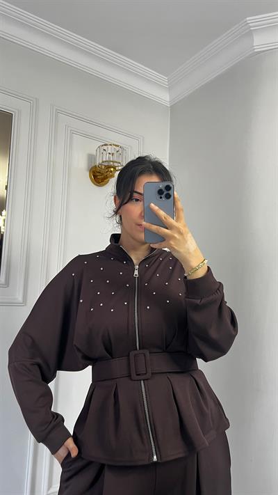 Dik Yaka Fermuarlı Taşlı Kemerli Modal Kumaş Kahve