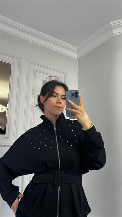 Dik Yaka Fermuarlı Taşlı Kemerli Modal Kumaş Siyah