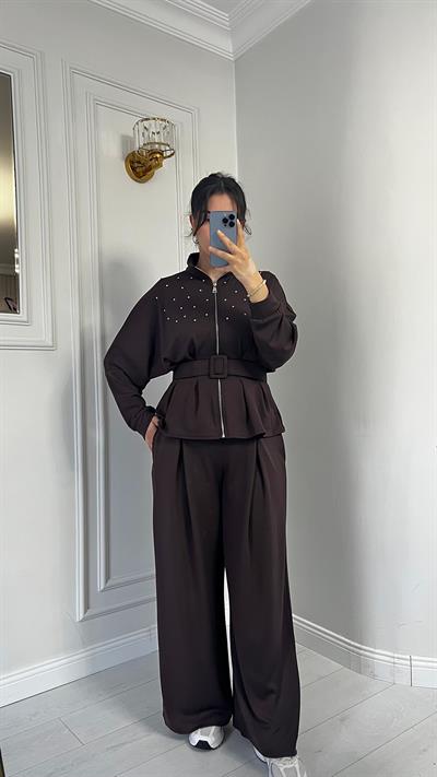 Dik Yaka Fermuarlı Taşlı Kemerli Modal Kumaş Kahve