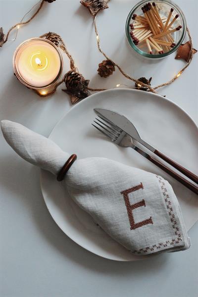 EL NAKIŞLI MONOGRAM KETEN PEÇETE