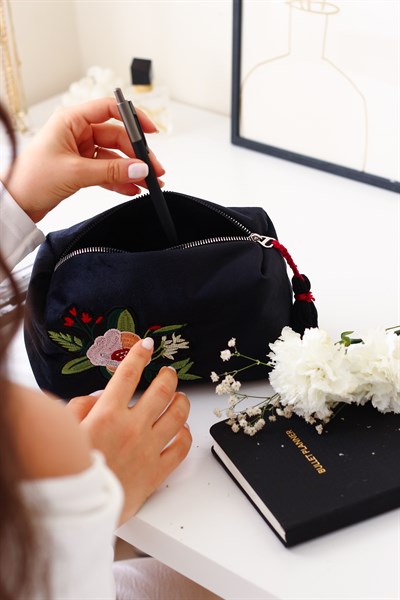 APLİKELİ KADİFE MAKYAJ ÇANTASI & CLUTCH *siyah*