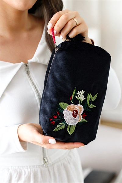 APLİKELİ KADİFE MAKYAJ ÇANTASI & CLUTCH *siyah*