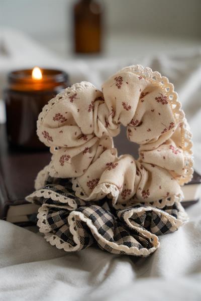 PÖTİKARE & ÇİÇEKLİ İKİLİ LASTİK TOKA (SCRUNCHIE ) SETİ