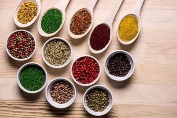 baharat, karabiber, pul biber, tarçın, kekik, baharatlar