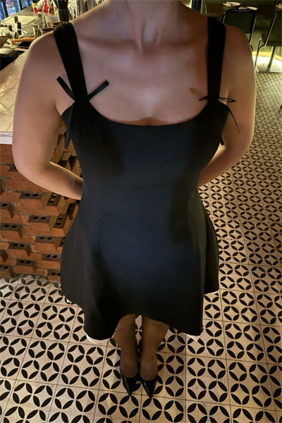 Siyah askılı mini elbise