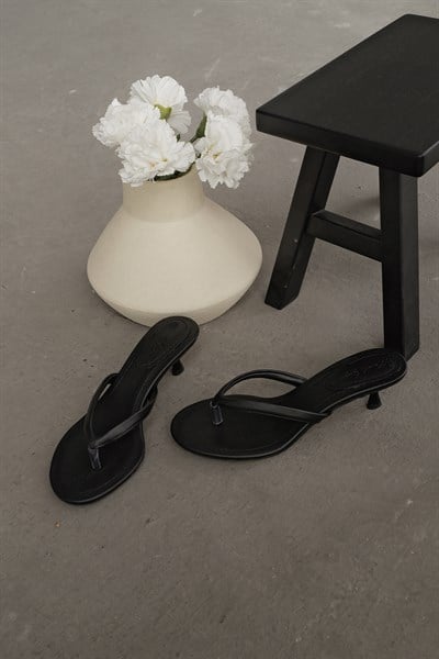 Parmak Arası İnce Topuk Terlik