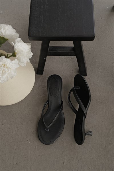 Parmak Arası İnce Topuk Terlik