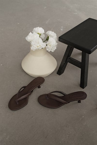 Parmak Arası İnce Topuk Terlik