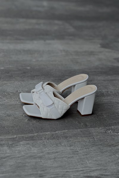 Bantlı Topuklu Terlik