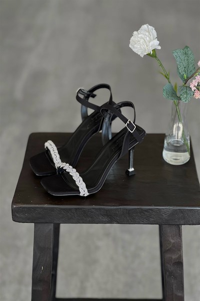 Bilekten Bağlamalı Taşlı Topuklu Ayakkabı