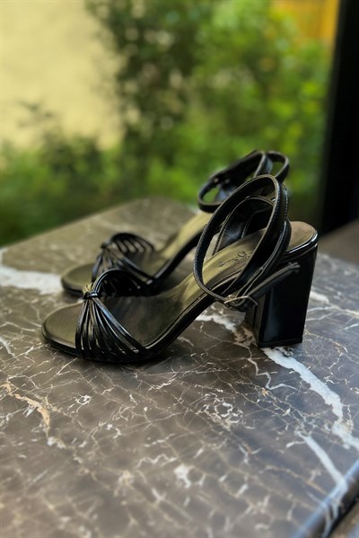 Bilekten Bağlamalı Topuklu Ayakkabı