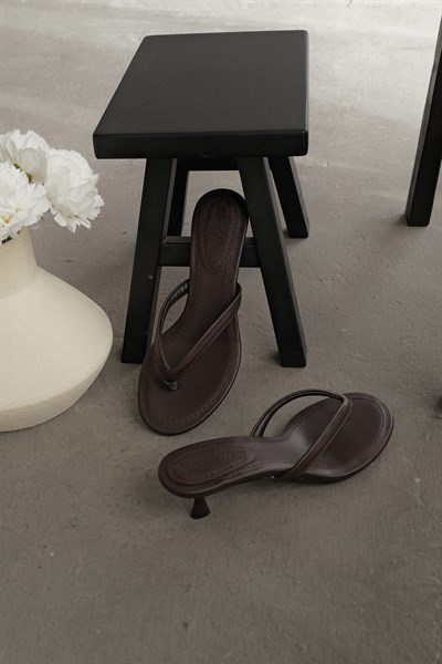 Parmak Arası İnce Topuk Terlik