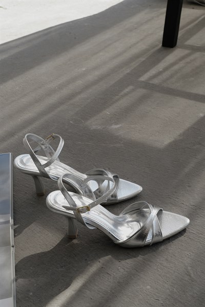 Çapraz Bant Topuklu Ayakkabı