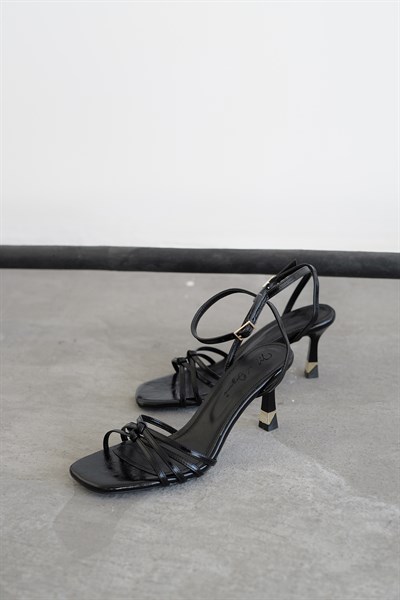 Çapraz Bantlı Topuklu Ayakkabı