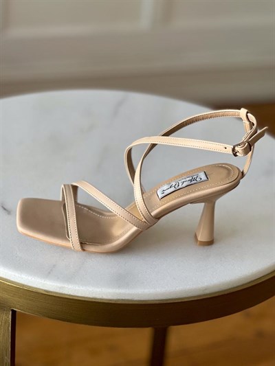 Çapraz Bantlı Topuklu Ayakkabı