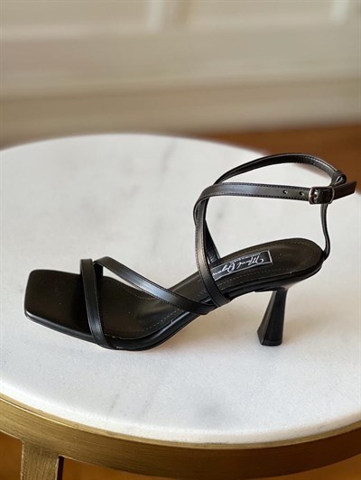 Çapraz Bantlı Topuklu Ayakkabı