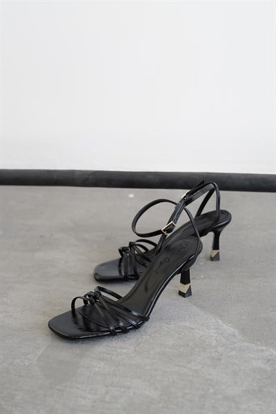 Çapraz Bantlı Topuklu Ayakkabı