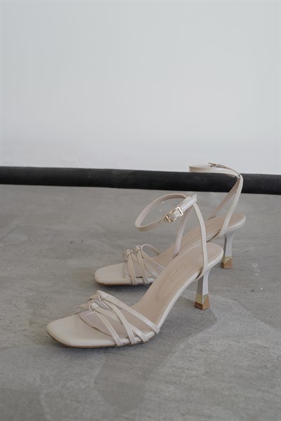 Çapraz Bantlı Topuklu Ayakkabı