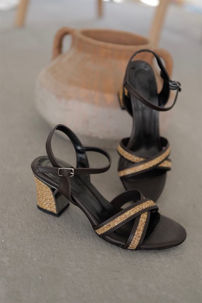 Çapraz Bantlı Topuklu Ayakkabı