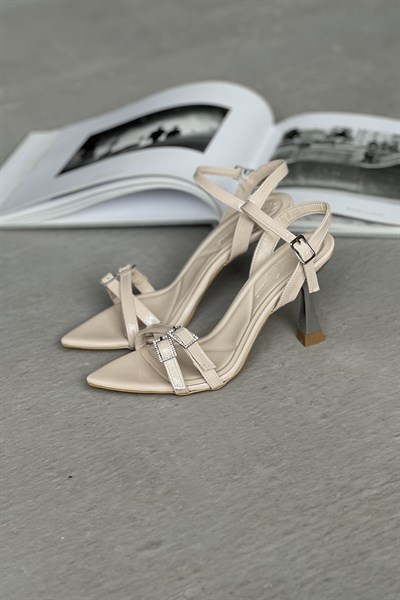 Çapraz Tokalı Topuklu Ayakkabı