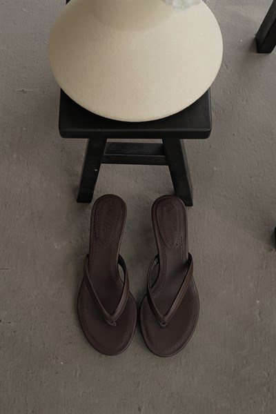 Parmak Arası İnce Topuk Terlik