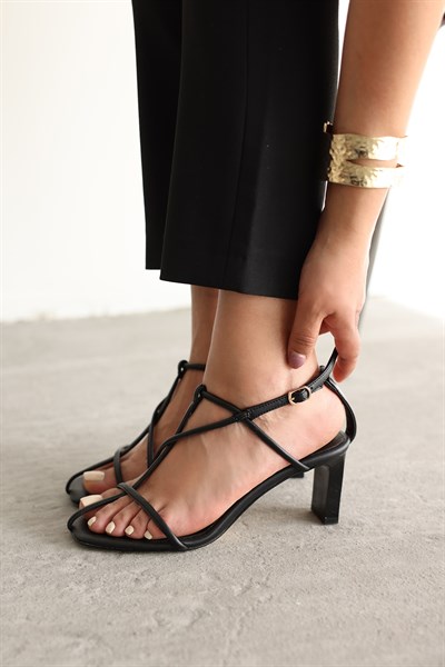 İnce Bantlı Topuklu Ayakkabı