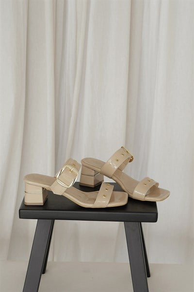 Kemer Bantlı Topuklu Terlik