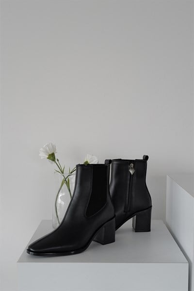 Lastik Bantlı Topuklu Bot