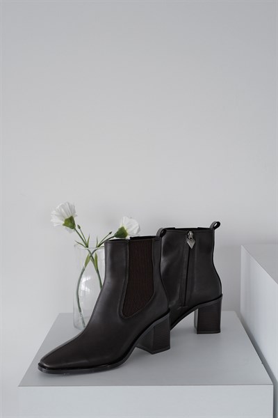 Lastik Bantlı Topuklu Bot