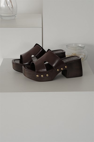 Perçinli Blok Topuk Terlik