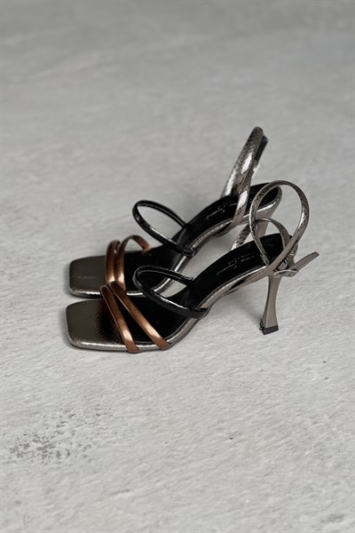 Renkli Bantlı Topuklu Ayakkabı