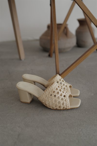 Sıra Bantlı Topuklu Terlik