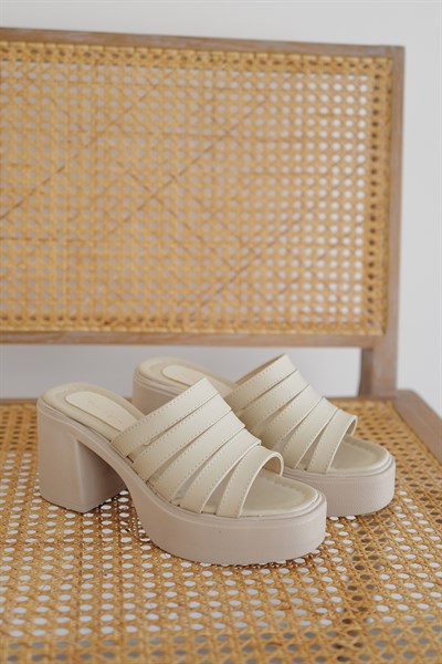 Sıra Bantlı Topuklu Terlik