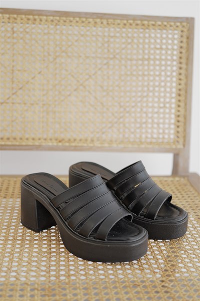 Sıra Bantlı Topuklu Terlik