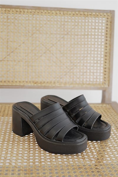 Sıra Bantlı Topuklu Terlik