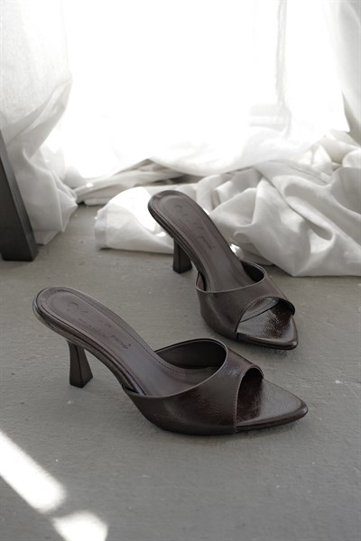 Sivri Burun Topuklu Terlik