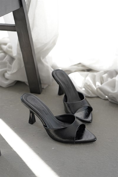 Sivri Burun Topuklu Terlik