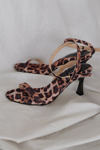 Tek Bantlı Topuklu Ayakkabı