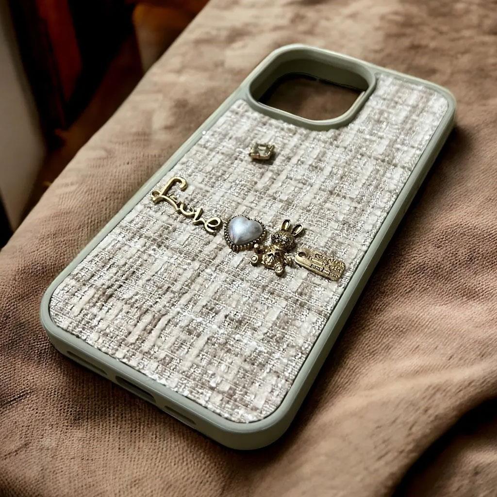 Apple iPhone 13 Pro Gold Figürlü Kumaş Kaplamalı Telefon Kılıfı