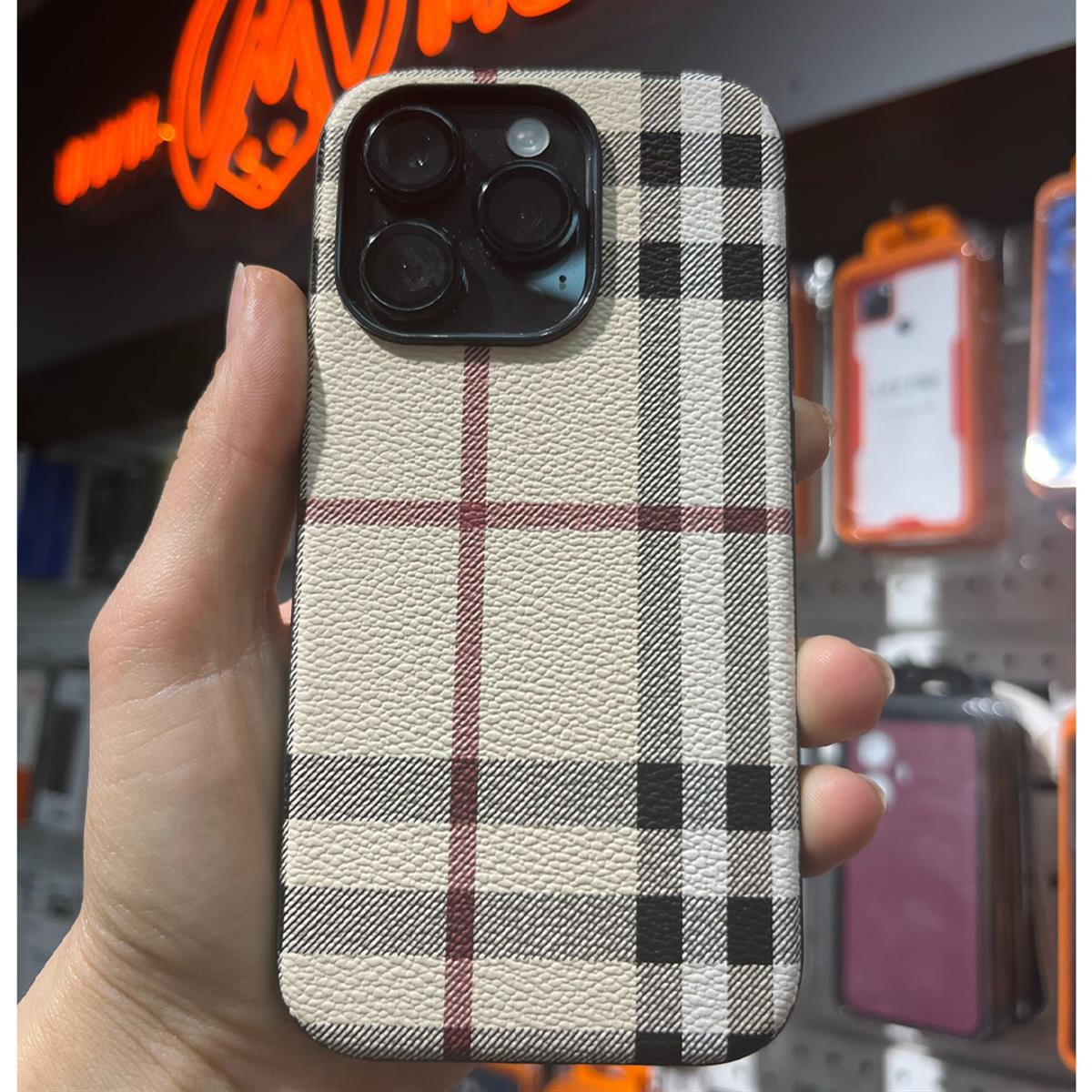 Apple iPhone 16 Pro Burberry Desenli Silikon Kılıf Mobicaps