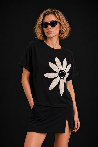 Siyah Pamuklu Bisiklet Yaka Rahat Kalıp Papatya Nakışlı T-Shirt