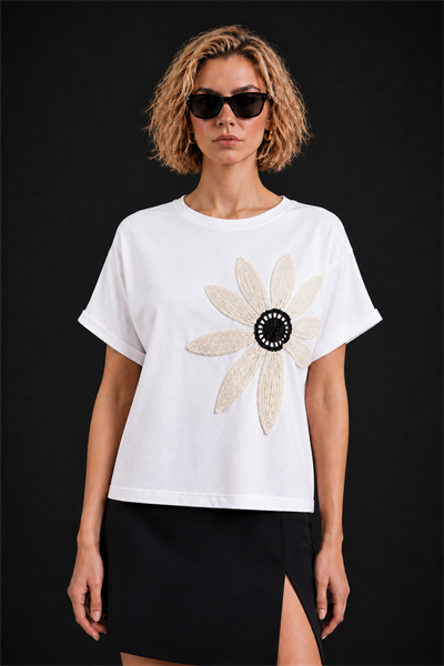 Krem Pamuklu Bisiklet Yaka Rahat Kalıp Papatya Nakışlı T-Shirt