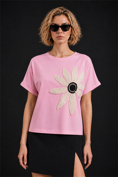 Pembe Pamuklu Bisiklet Yaka Rahat Kalıp Papatya Nakışlı T-Shirt