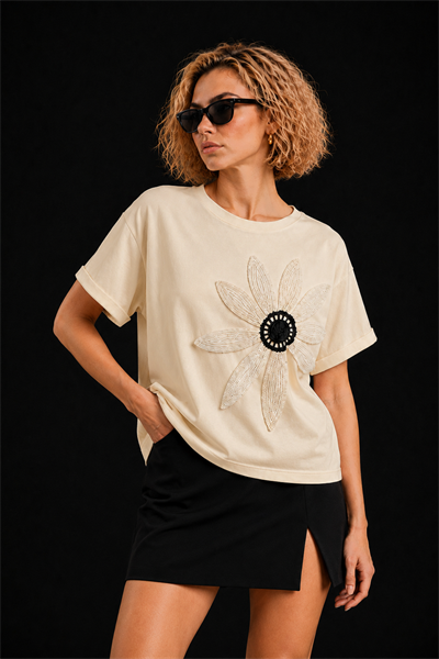 Bej Pamuklu Bisiklet Yaka Rahat Kalıp Papatya Nakışlı T-Shirt