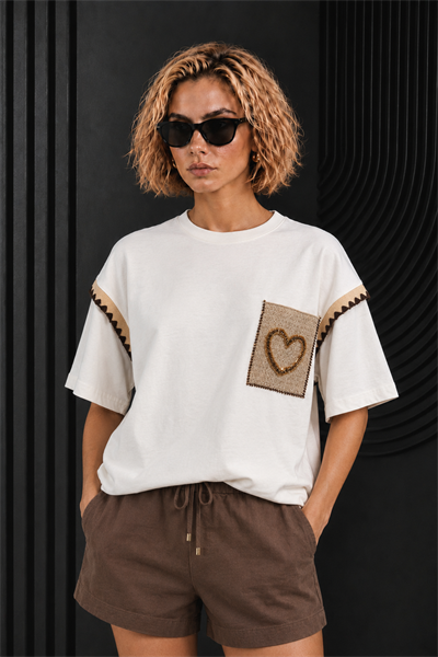 Beyaz %100 Pamuk Oversize Kalp Cep Detaylı Rahat Kesim T-Shirt