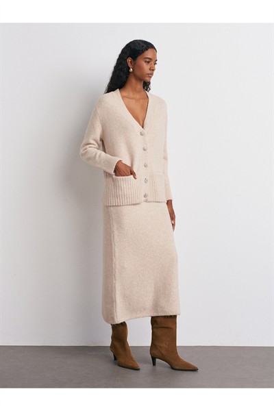 60269 V Yaka Taş Düğmeli Cepli Yumuşak Dokulu Triko Hırka-A.Bej Mel.