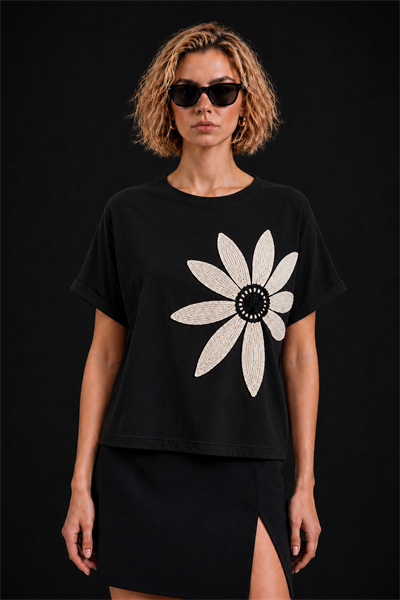 Siyah Pamuklu Bisiklet Yaka Rahat Kalıp Papatya Nakışlı T-Shirt