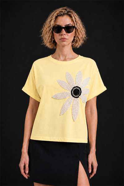 Sarı Pamuklu Bisiklet Yaka Rahat Kalıp Papatya Nakışlı T-Shirt
